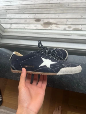 Golden goose skor | mörkblå - Hej! Säljer nu mina golden goose truestar skor i storlek 39. Skorna är jätte sällsynta och kostar 6-7k nya. Skorna är i jätte bra skick ❣️! Box, extra sko snören, påse och äkthetscertifikat tillkommer!🌸