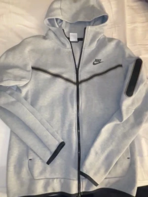 Grå Nike tech  - Grå Nike tech i storlek S, använd fåtal gånger nästan som ny