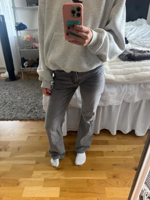Grå Perfect Jeans från gina tricot  - säljer gråa perfect jeans ifrån gina tricot i storlek 32 