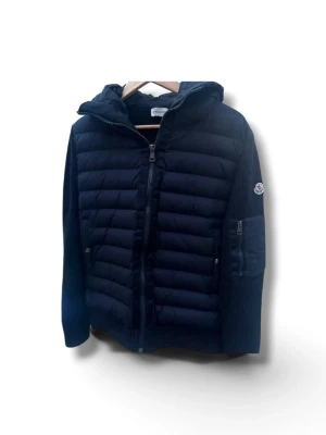 Moncler Cardigan - Säljer nu denna Moncler Cardigan.                                 Perfekt nu när det börjar bli lite kallare!       Storlek L.                                                                        Cond: 8/10, Finns små flaws såsom trådar osv.                                                                 Priset ej hugget i sten.                                                 Har du några funderingar så är det bara att höra av sig.