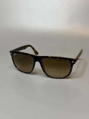 Rayban Boyfreind Solglasögon  - ‼️VI TAR EJ BYTEN!‼️Ray-Ban Boyfreind 4147 | Skick: 9/10 | Storlek 60/15 | ingår fodral vid köp! | Fraktar inom 24H efter köp på köparens bekostnad 📦💨 | Hör av dig vid minsta fråga eller fundering 💭 