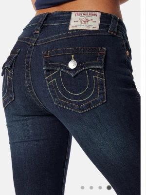 True religion jeans - Säljer mina true religion jeans, fråga gärna om bilder på för är borta just idag. Köpte för cirka 1300kr men säljer för 490kr pga slitningar längst nere på byxbenen 