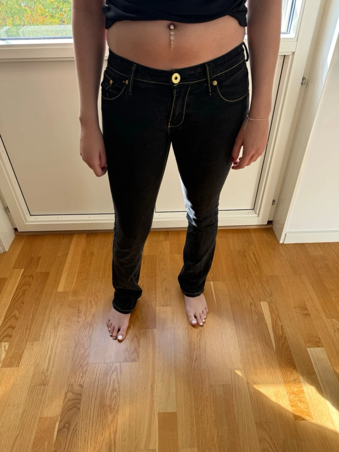 Svarta lågmidjade jeans med kontrastsömmar - 1