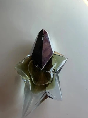 Mugler Angel 50ml - En i stort sätt oanvänd Mugler Angel parfym 50ml, fråga gärna om fler bilder, förhandlar gärna om priser. Nypris runt 1200kr, tyvärr är inte kartongen kvar