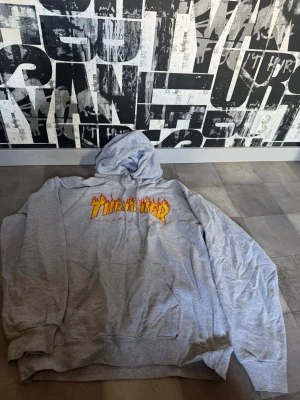 Thrasher hoodie -  Säljer min hoodie från Trash. Då den är lite för stor. Den är i bra skick, men det finns slitage på armarna som syns på bild fyra. Storlek medium.