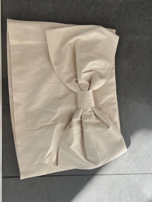 Kort kjol med stor rosett - Supersnygg kort kjol men en stor rosett framtill i slätt meterial som ger en väldigt elegant känsla på outfiten. Samma gäller denna att jag har en till fast i en annan storlek som används flitigt. 