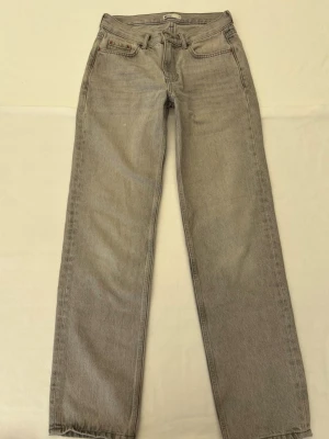Grå Jeans - Coola grå lådmidjade raka jeans från Gina Tricot💞 Storlek 34. Endast använda någon enstaka gång 