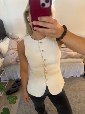 Topp H&M - Jätte snygg topp från H&M med knappar framtill, prislapp finns kvar! Nypris 349kr