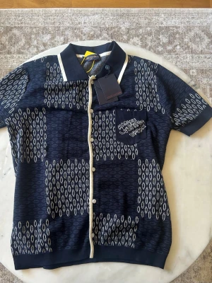 Stickad overshirt - Säljer min stickade T-shirt som jag inte har använt, eftersom den var för stor för mig