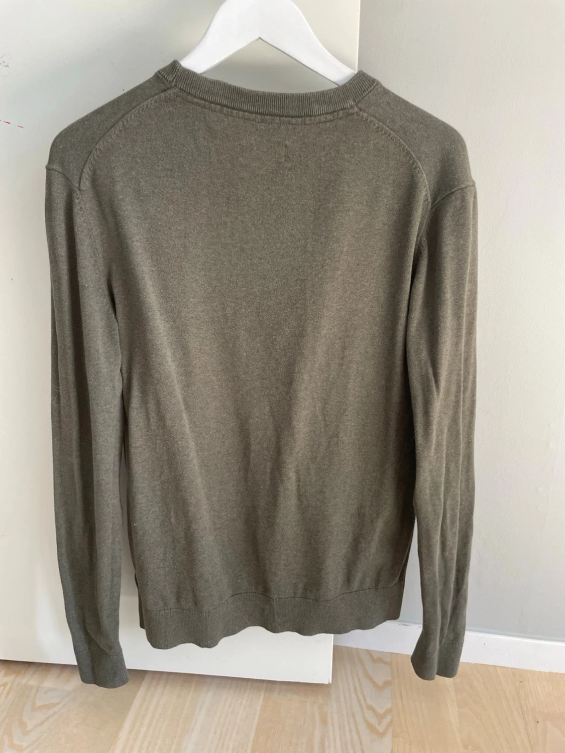 Olivgrön/grön volt tröja som passar bra till blåa jeans - 1