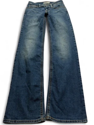 Levis superlow boot - (Bilder från personen jag köpte av) Köpta på Depop i USA därav är måtten i inches: Waist 13.25 inches, rise 7.75 inches, inseam 30.75 inches, bottom hem 8.75 inches. Storlek 26😇