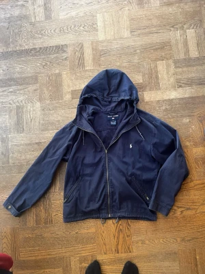 Vintage Ralph Lauren jacka - En skön eftertraktad Ralph Lauren jacka. Storlek S. Snörning i midjan och hooden. Tveka inte att höra av dig vid frågor!:)
