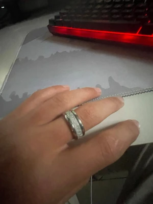 Svart pärlarmband med korshänge - Snyggt armband med svarta runda pärlor och guldfärgade detaljer. Armbandet har ett hänge i form av ett kors med små dekorationer. Elastiskt band som gör det enkelt att ta på och av.