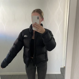 The north face jacka - Säljer nu min the north face jacka då jag är sugen på att köpa ny!! Nypris ca 2500kr. Det är en tjejmodell men passar även killar i storlek S!💖Pris kan diskuteras vid snabb affär🥳