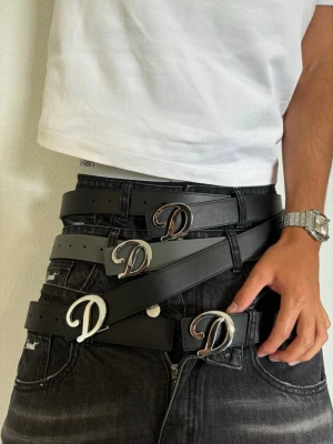 Demont ”D” Belt  - Yo säljer mitt Demont ”D” Belt. Skärpet är reversibel dvs du kan använda båda sidorna på skräpet ena sidan är svart och andra är grå.   Skräpet är nästintill helt nytt.  Är öppen att förhandla!
