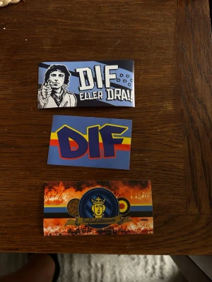 90 DIF stickes / Djurgården klibbor / klistermärken - 90 stycken klibbor  30 av varje motiv  Först till kvarn  djuu djurgården DIF klibbor stickers 