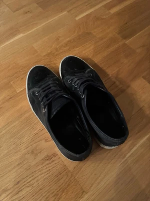 Lanvin Strl 42 - Lanvin skor strl 42. Använda men finns liv kvar i dem, tyget har släppt i hälen (se bild) men inget som syns utifrån. Kom med bud