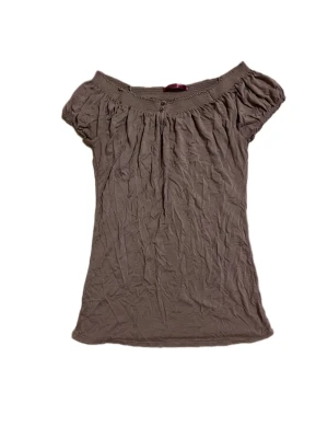 Grå off shoulder topp  - 2000s off-shoulder topp med söta knapp detaljer och ruffled armar och hals. Har defekter som syns på sista bilden. Står storlek S men passar också M.