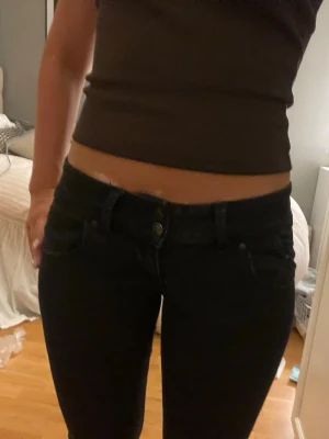 Svarta low waist jeans - Säljer ett par svarta low waist jeans som jag själv har sytt till botcutt