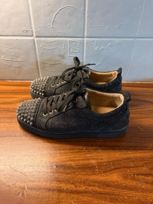 christian louboutin skor - tja, säljer nu dessa feta loubsen i storlek 41 ! Skorna är sparsamt andvända och är redo för ny ägare utan problem. och är riktigt sköna. Nypriset ligger på 7900KR men säljs hos oss för 1999KR. Kontakta oss vid intresse och funderingar! Mvh