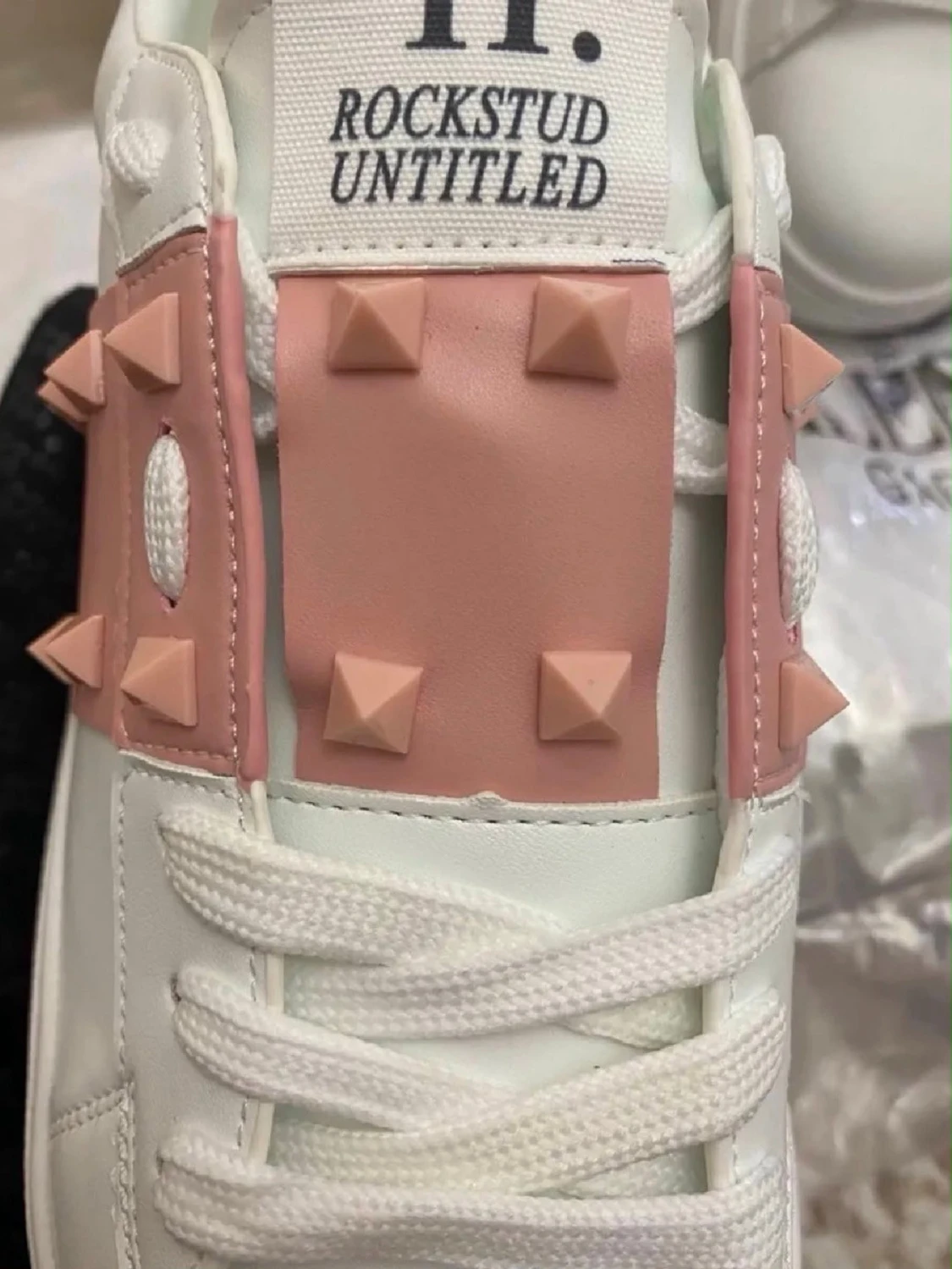 Vita sneakers med rosa nitar