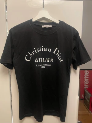 T-shirt svart i nyskick - Säljer en svart T-shirt med motiv