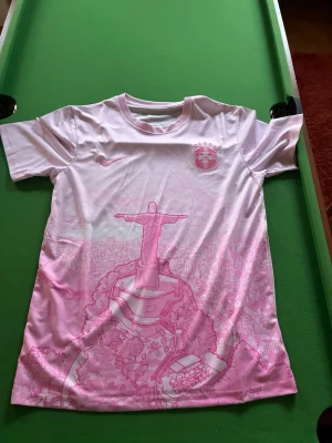 Brazil Pink Special Edition Football Shirt – No Name – Size L - Rosa Brasilien Special Edition fotbollströja utan namn eller nummer på ryggen. Snygg och unik design som sticker ut och passar perfekt för Brasilien-fans.  Tröjan är i bra skick och passar både till vardags och som fotbollströja.  Storlek: L Färg: Rosa/Pink Land: Brasilien 🇧🇷 Rygg: Utan namn och nummer  Priset kan diskuteras. Skriv gärna om du vill ha fler bilder eller har några frågor.