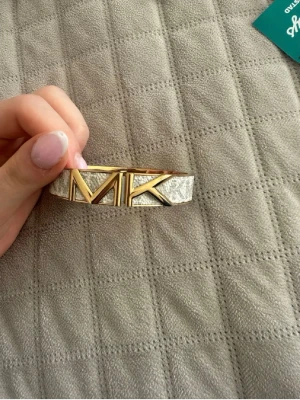 Guldigt armband från Michael Kors - Armbandet är stor på min handled och därav kan jag inte ha på mig den. Den passar till allt och set väldigt classy och chic ut. Jag är öppen för prisförslag🥰❤️