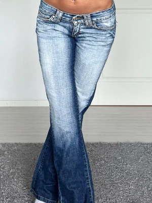 Jeans - Midjemått: 37cm rakt över, innerbenslängd: 78cm 💗