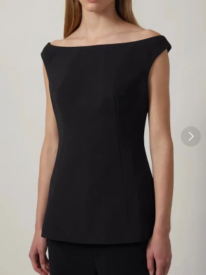 By Malina DIORA TOPP - Söker denna DIORA TOPP från By Malina, half off shoulder! 💗