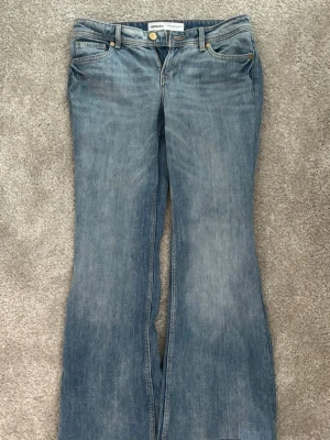 loose bootcut jeans - Säljer ett par ljusblå loose bootcut jeans från Bershka, knappt använda nypris 500kr storlek 36.