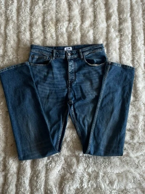 NN07 Johnny jeans i mellanblå - stl W31 L34 - NN07 Johnny jeans i mellanblå, storlek W31 L34. Smal passform med rakt ben och lite stretch i tyget. Tvättad look med ljusare partier från fabrik. 99% bomull, 1% elastan.  Använd men i mycket fint skick, inga hål eller fläckar.  Rök- och djurfritt hem. Skriv gärna om du vill ha fler bilder eller undrar något!