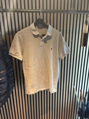 Ralph lauren pike  - Säljer nu en snygg grå Ralph Lauren piké i storlek  M | mycket bra skick  |  kom dm för flera frågor eller funderingar!