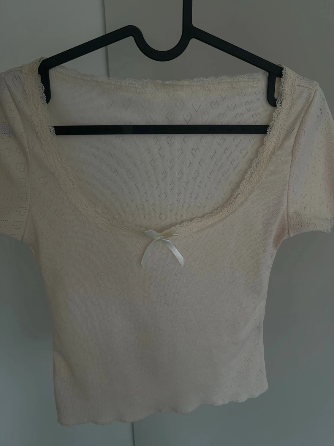 Söt ljusbeige t-shirt med rosett - 1