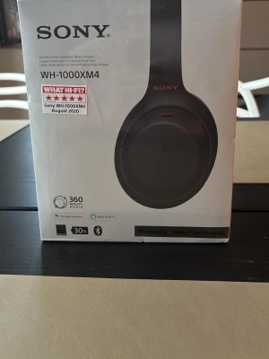 Sony WH-1000XM4 trådlösa hörlurar - Sony WH-1000XM4 är trådlösa over-ear hörlurar med aktiv brusreducering, Bluetooth och upp till 30 timmars batteritid. De har inbyggd Google Assistant och Alexa, samt stöd för 360 Reality Audio. Färgen är svart och designen är stilren och modern.