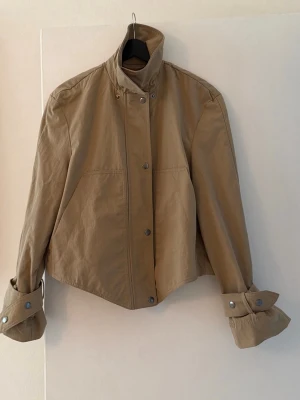 Kort trenchcoat med högkrage - Trendig beige kort trenchcoat med högkrage🤍 från Zara 