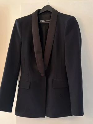 Svart shaped blazer från Zara - Shaped blazer med en knapp från Zara🖤