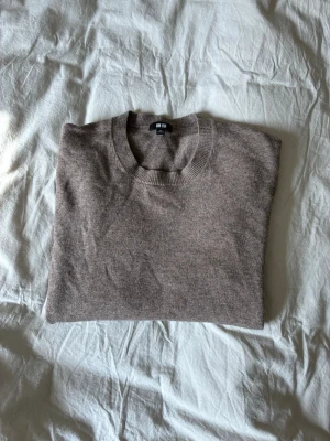 Cashmere tröja - Uniqlo - Säljer denna stickade tröja från uniqlo i cashmere. Väldigt skön mot hud och passformen är lika bra. Skriv vid funderingar, vi hörs!