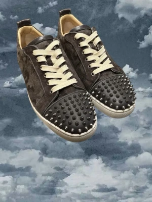 Christian Louboutin skor - Christian Louboutin skor i storlek 42 ~ camo modell ~ skick 9/10 ~ allt og-  skriv vid frågor ~ pris går att diskutera! 