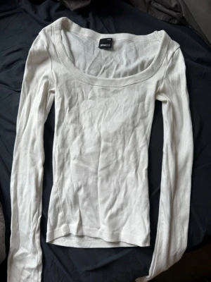 Långärmad topp - Säljer en vit ribbad långärmad topp från Gina Tricot i storlek XXS. 