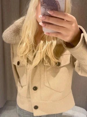 Beige meotine jacka 🪽 - Snygg meotine jacka med stor krage i äkta päls och stora svarta knappar. Perfekt för hösten och vintern 💕💕Storlek S. Buda gärna!!  Inga defekter, pytte lite nopprig bara men inget man inte kan fixa 💞