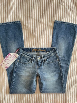 2000s bootcut lågmidjade jeans  - Nya med lappar jättefina unika jeans från Cron-x, strl XS // midja 34cm tvärsöver, innerbenslängd 85cm💗