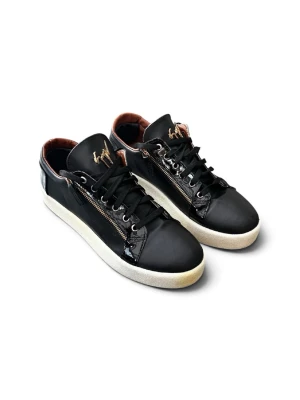 Giuseppe Zanotti - Säljer nu dessa Giuseppe Zanotti skor.          Cond 9,5/10.                                                                Pris inte hugget i sten.                                                 Storlek 44 men passar mig som har 43.           Bara att skriva ifall du har några funderingar 😊