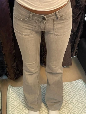 Low waist bootcut jeans  - Midjemått: 32cm, innerbenslängd:  78cm    Stretch jeans från Nelly i storlek 32. Har själv sytt ner dem o passar mig som är 161 cm lång.      