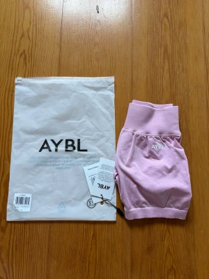 Oanvända shorts från AYBL - Säljer dessa snygga träningsshorts från Adapt kollektionen eftersom de inte passade mig. Ursprungligt pris 450 kr. De har en osynlig scrunch och contouring i tyget som definierar rumpan något otroligt! Pris kan alltid diskuteras💕