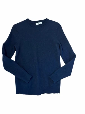 Mörkblå stickad tröja från Kappahl - Denna kommer säljas på Auktion på Plick! Följ för att inte missa det! 