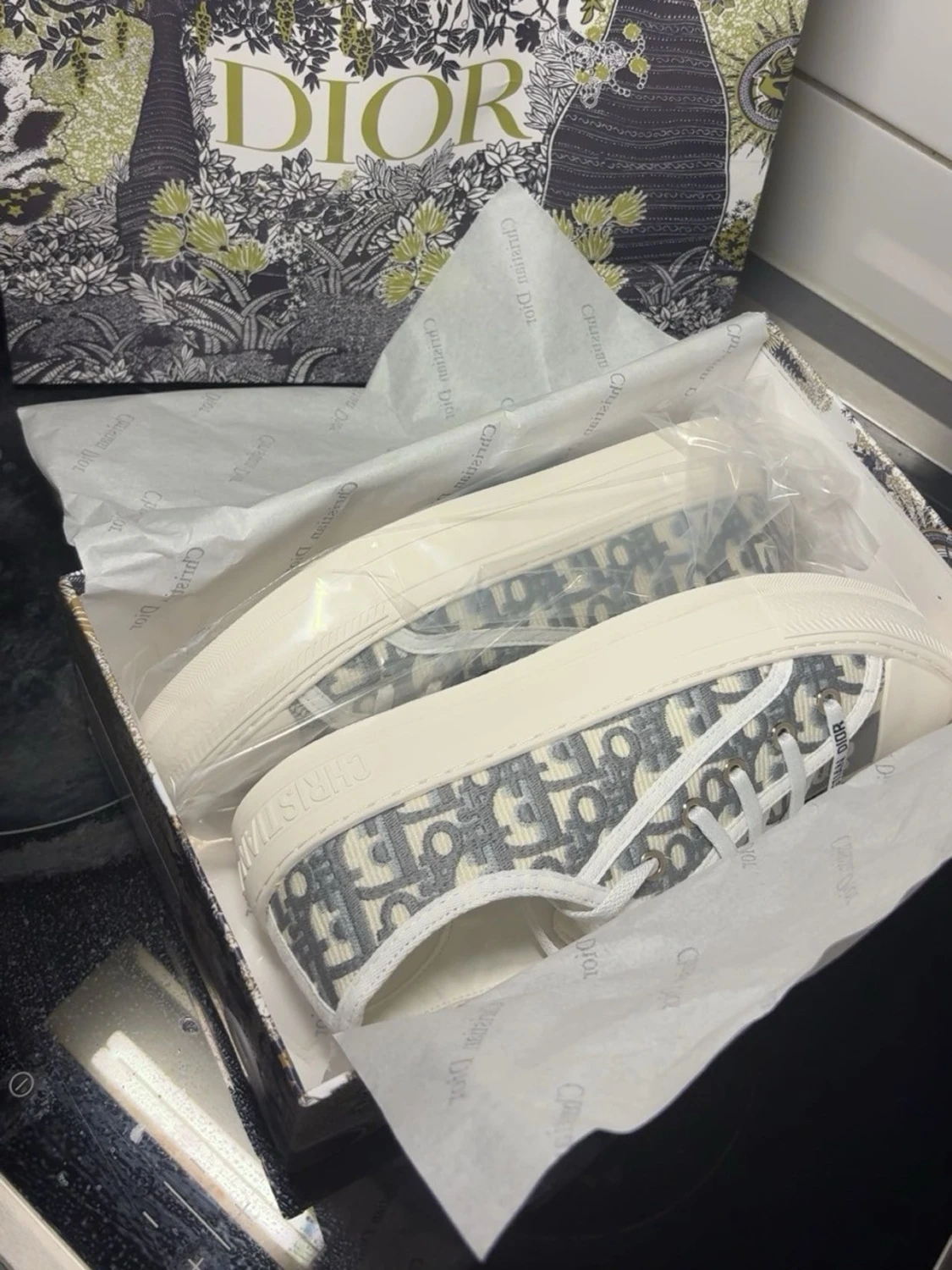 Gråvita Dior sneakers med monogram - 1