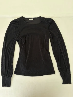 Glittrig Topp - Jättesnygg glittrig topp från Vila💞 Använd 1 gång. Xs/S💞