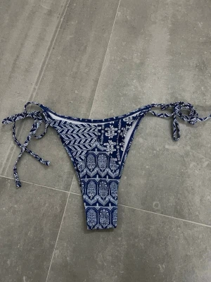 Blåvit bikiniunderdel - Superfin blåvit bikiniunderdel med band💕
