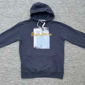  Pepe Jeans hoodie - Säljer nu denna riktigt feta pepe jeans hoodien!👏 Storlek: S🤝 Skick: 8/10🙌 Hör gärna av er vid frågor eller funderingar!🌟